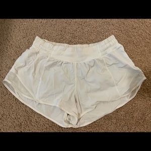 Lululemon 2.5” Hotty Hot white shorts